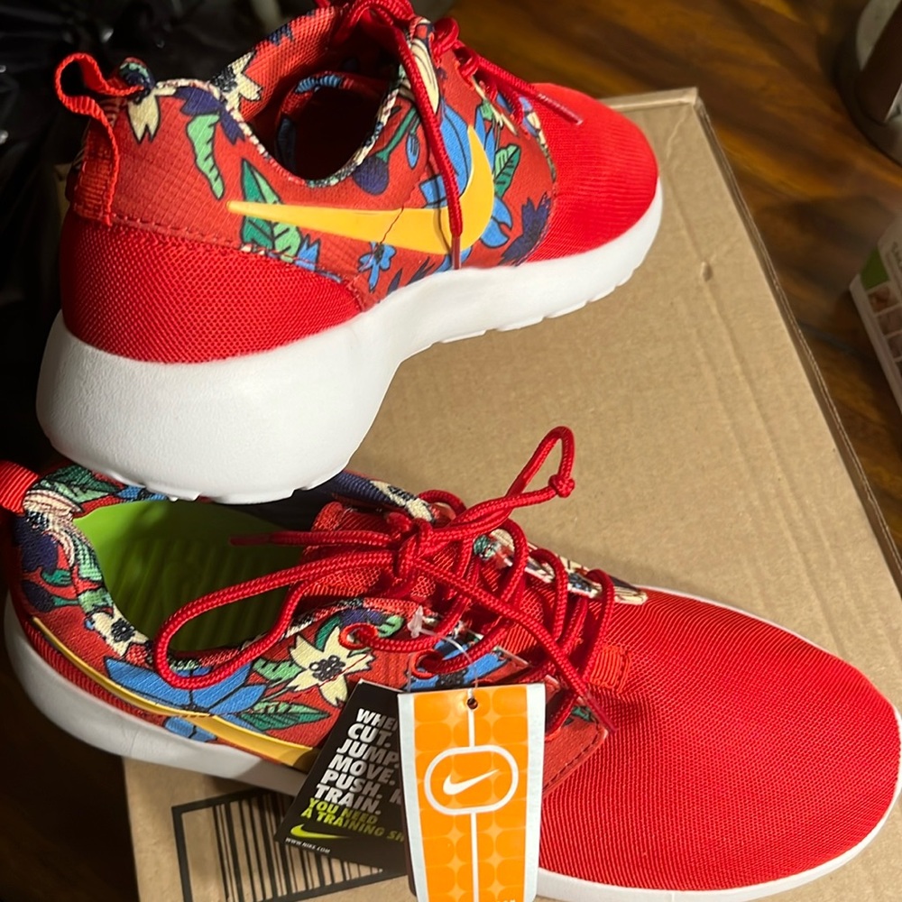 Deadstock Women’s Nike Roshe Run Aloha Hawaiian Print.New with tags, NO BOX.